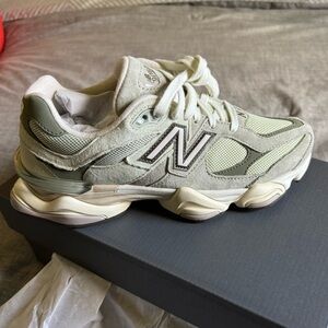 Size 9 women’s New Balance 9060. Never Worn.